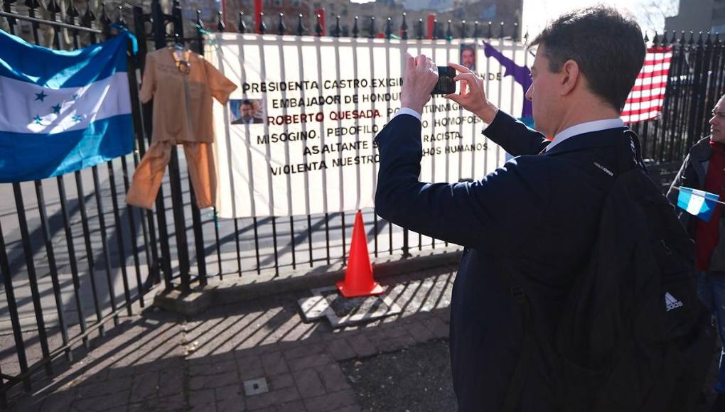 “Quiero mostrárselo al juez”: Renato Stabile graba protesta frente a Corte de Nueva York