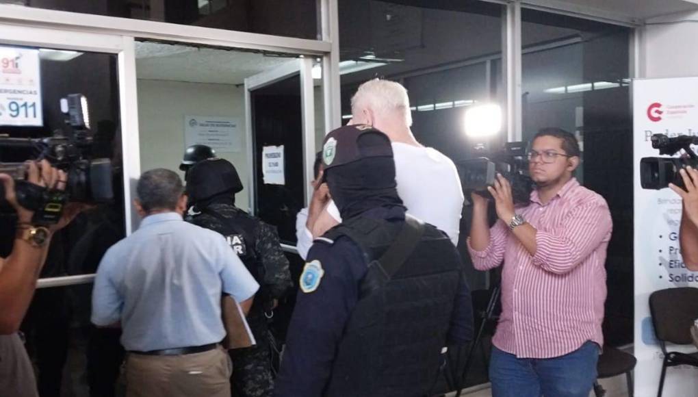 Caso Angie Peña: Implicados cubren sus rostros con las manos al salir de audiencia