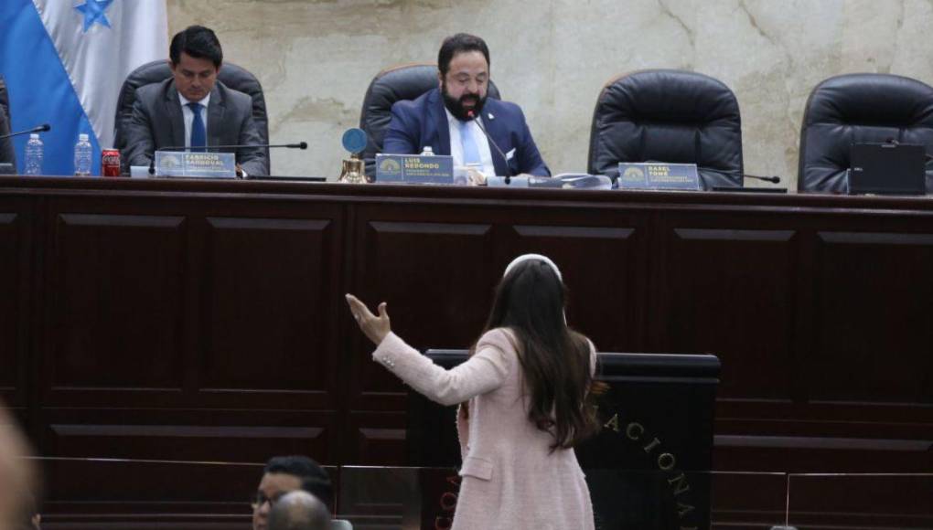 Le quitó el micrófono: la reacción de Iroshka Elvir contra Luis Redondo