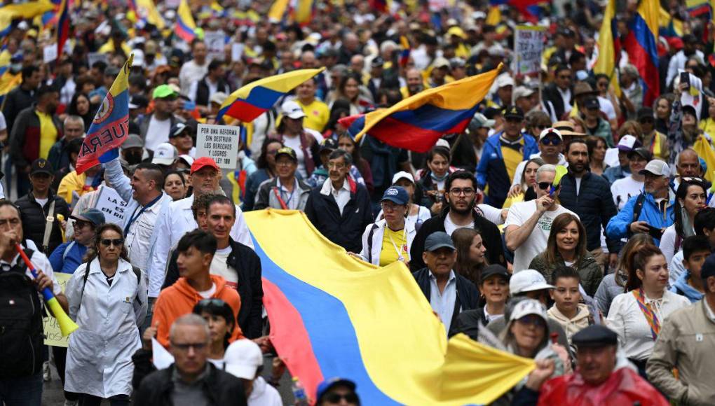Protesta en Colombia: Más de 500 mil personas marchan contra Gustavo Petro