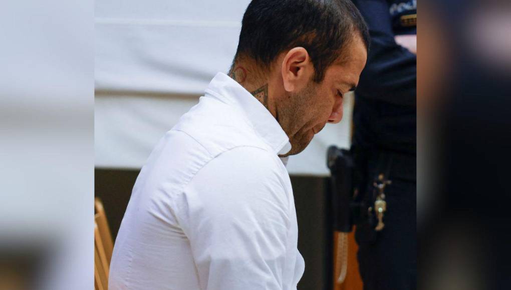 Dani Alves reaparece tras un año en prisión; ha cambiado su versión varias veces