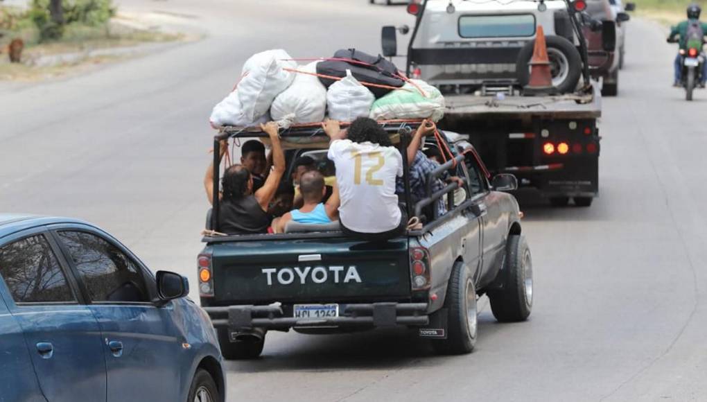 Caravanas de veraneantes abarrotan salidas al Sur y al Norte de la capital