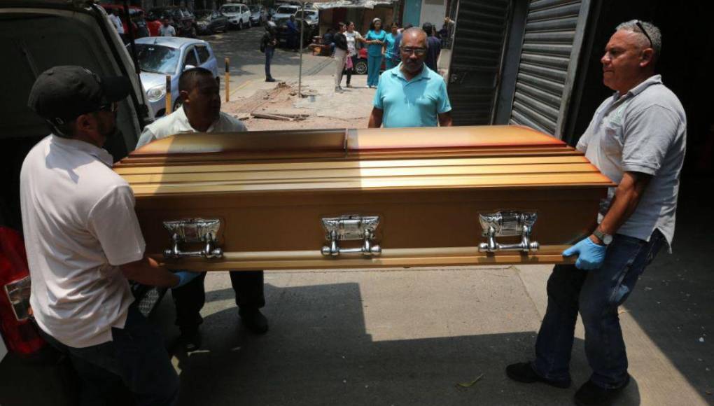 Drama y llanto en entrega de cuerpo de joven fallecido en accidente en anillo periférico