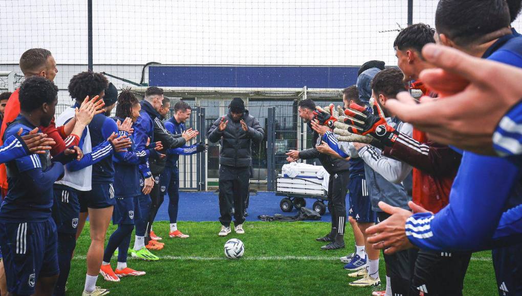 Las imágenes que dejó la emotiva aparición de Alberth Elis en el Burdeos tras crítico mes