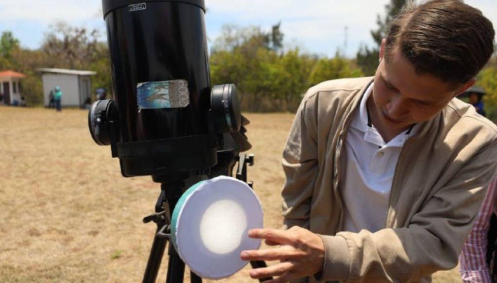 Primeras imágenes del eclipse solar en Honduras