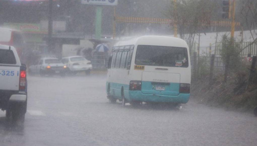 Intensas lluvias dejan calles inundadas y tráfico en Tegucigalpa