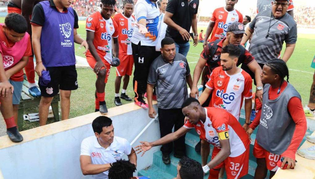 Bronca y reclamos al final del partido de no descenso entre Vida y Lobos