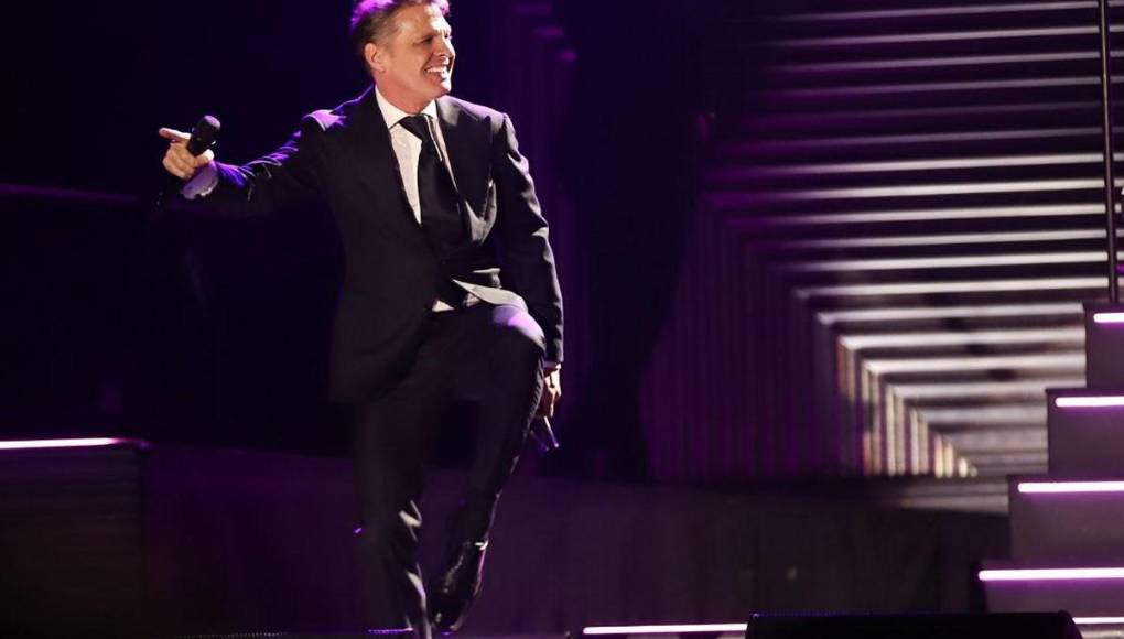 Luis Miguel enamoró a su público con espectacular show sobre el escenario
