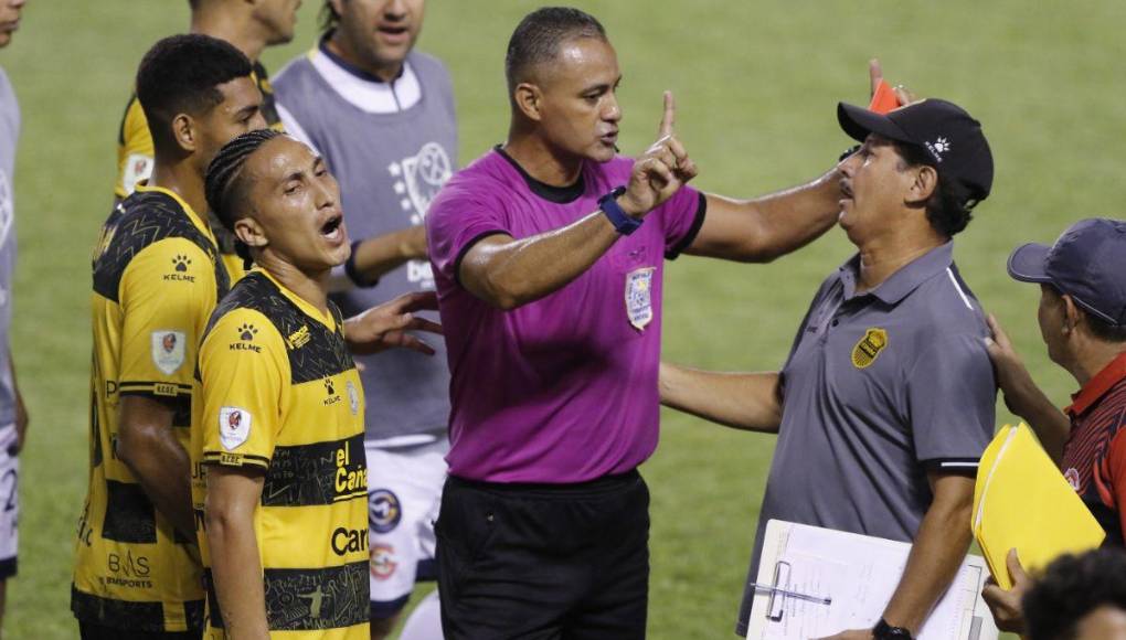 Bronca, empujones y expulsiones en el Real España vs Génesis