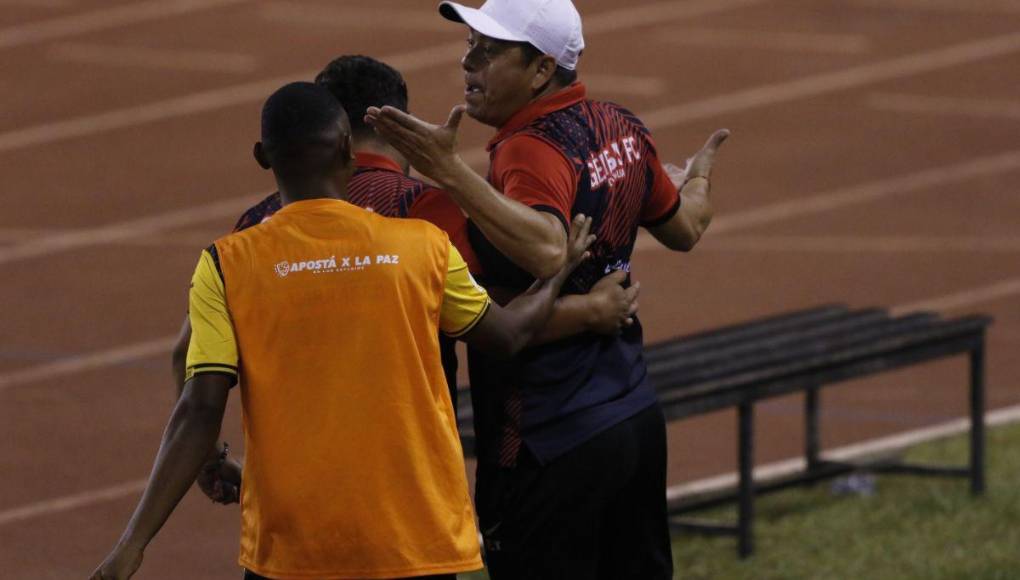 Bronca, empujones y expulsiones en el Real España vs Génesis