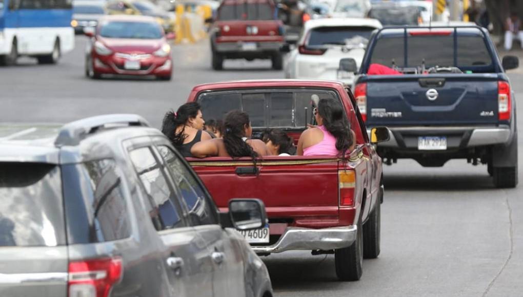 Caravanas de veraneantes abarrotan salidas al Sur y al Norte de la capital