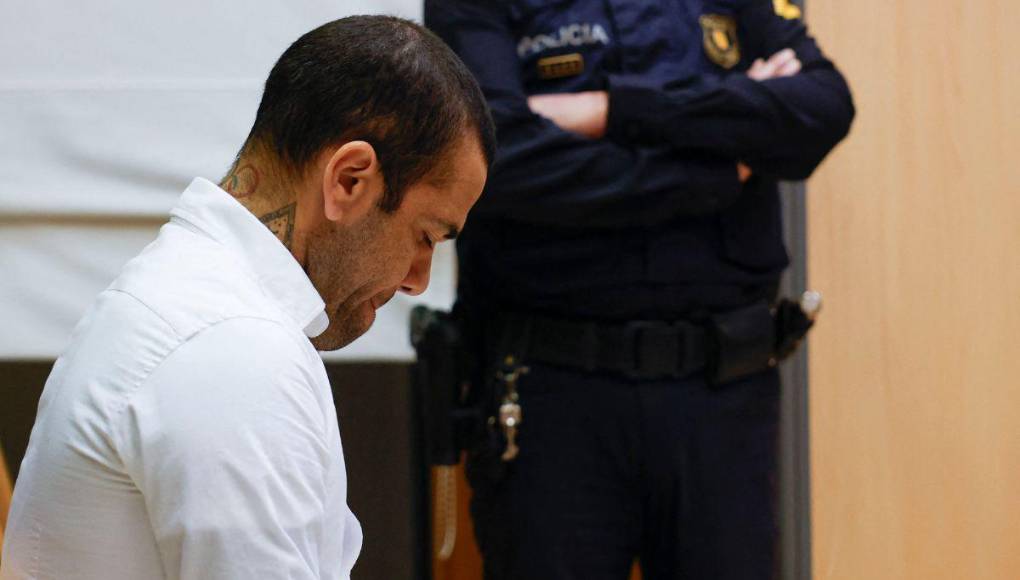 Dani Alves reaparece tras un año en prisión; ha cambiado su versión varias veces