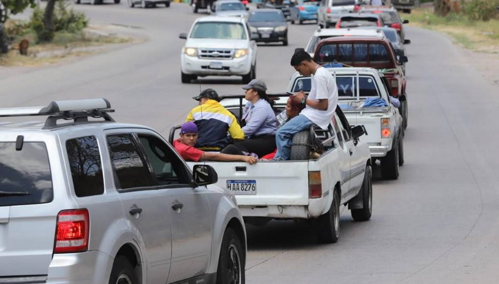Caravanas de veraneantes abarrotan salidas al Sur y al Norte de la capital