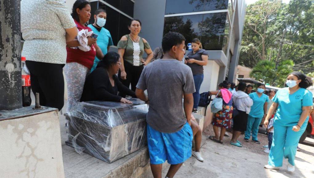 Doloroso: retiran cuerpos de jóvenes asesinados cerca del Juana Laínez