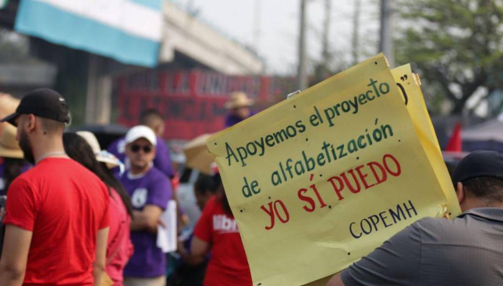 ¿Qué dicen las pancartas de los empleados en marcha del Día de los Trabajadores?