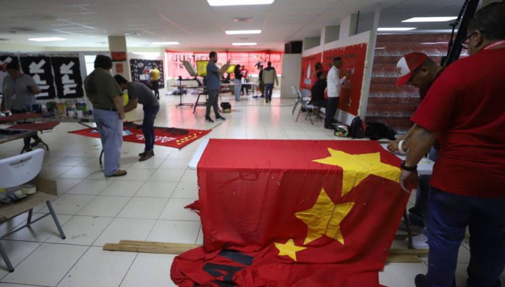 Elaborando mantas y camisetas, sindicatos preparan marcha del 1 de mayo