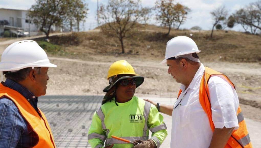 Alcalde Aldana regresa a la represa San José a supervisar obras tras incidente de explosión