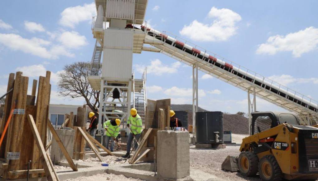 Alcalde Aldana regresa a la represa San José a supervisar obras tras incidente de explosión