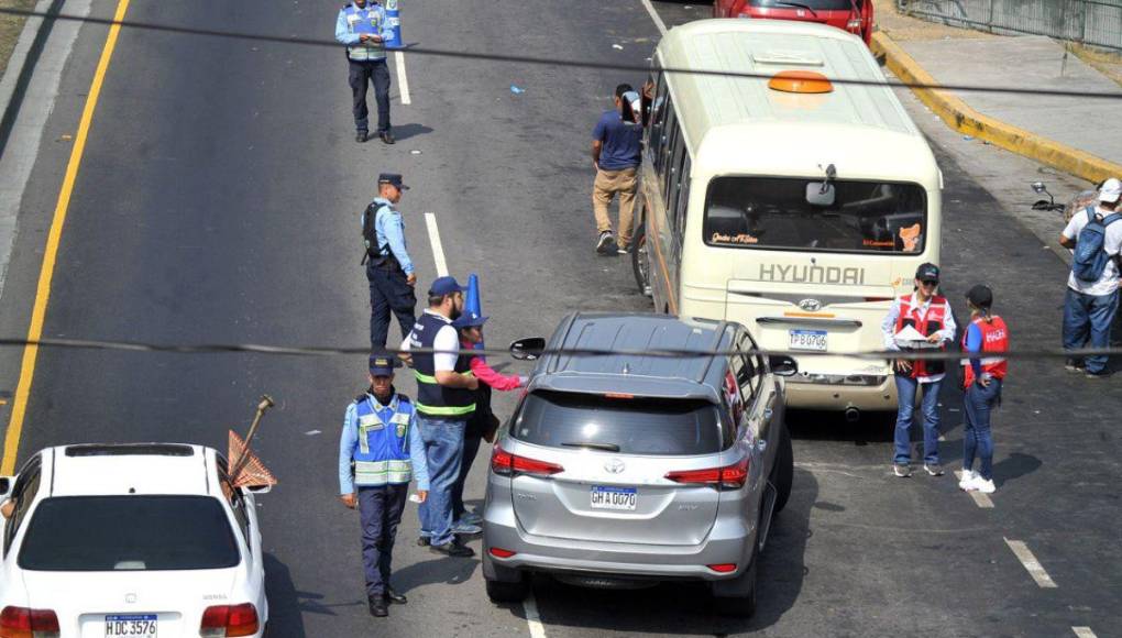 En carros paila y en buses, capitalinos siguen saliendo de la ciudad por Semana Santa