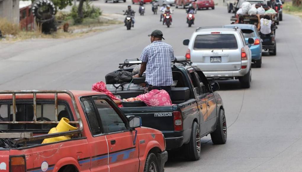 Caravanas de veraneantes abarrotan salidas al Sur y al Norte de la capital