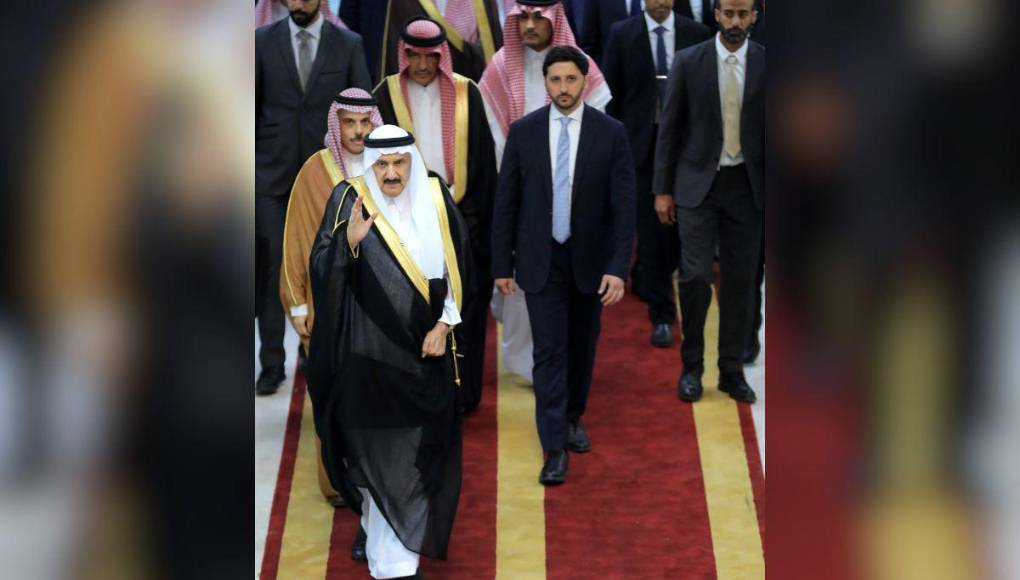 Millones de personas sepultan a presidente de Irán, víctima de accidente aéreo