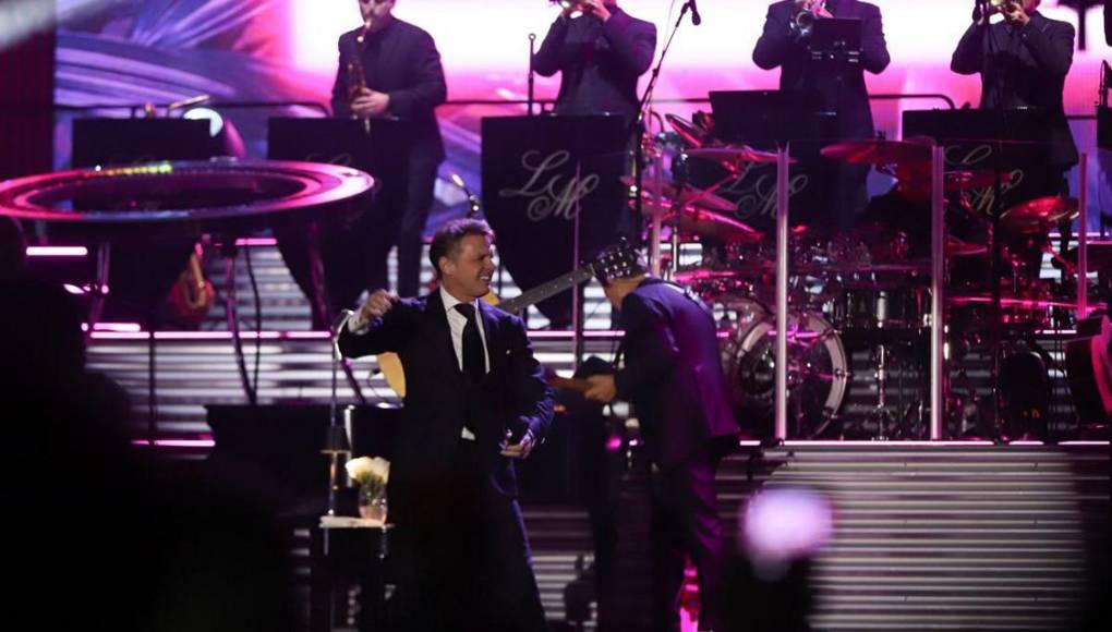 Luis Miguel enamoró a su público con espectacular show sobre el escenario