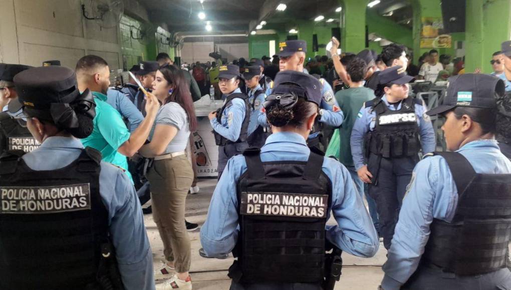 Bajo el fuerte Sol, aficionados de Marathón hacen largas filas en el Yankel
