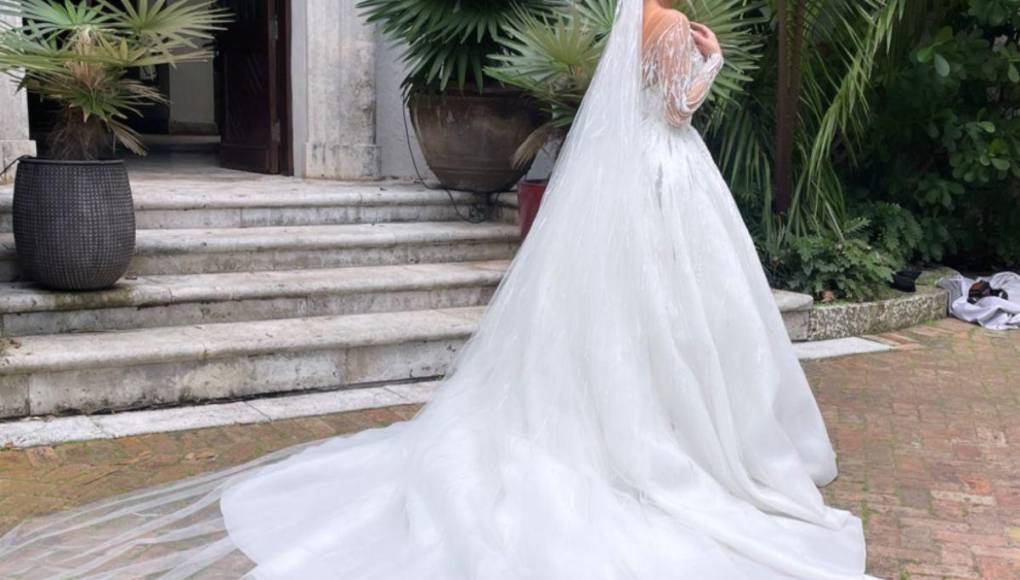 Los tres vestidos de novia que lució Lele Pons en su boda con Guaynaa