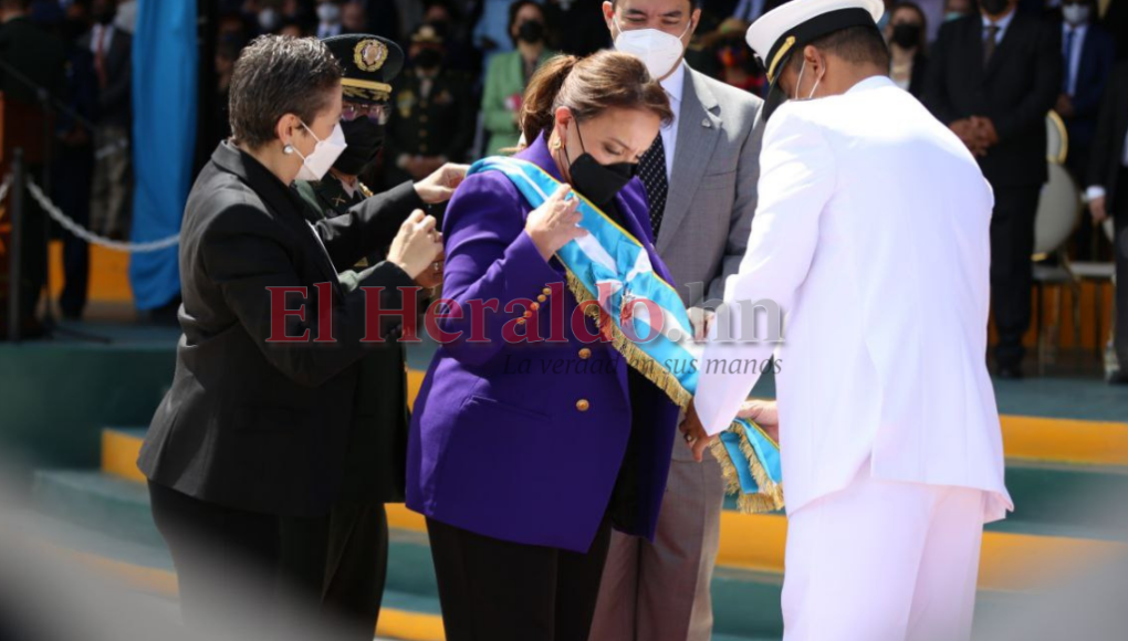 El histórico nombramiento de Xiomara Castro como comandante de las FF AA (FOTOS)