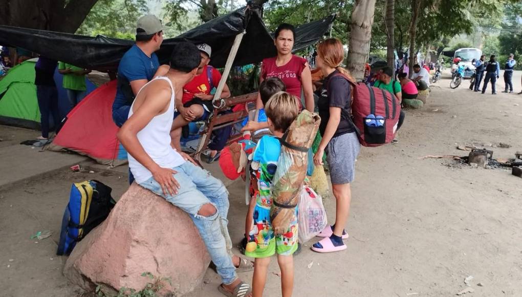 Decenas de niños forman parte de la amarga historia de familias migrantes varadas en Danlí