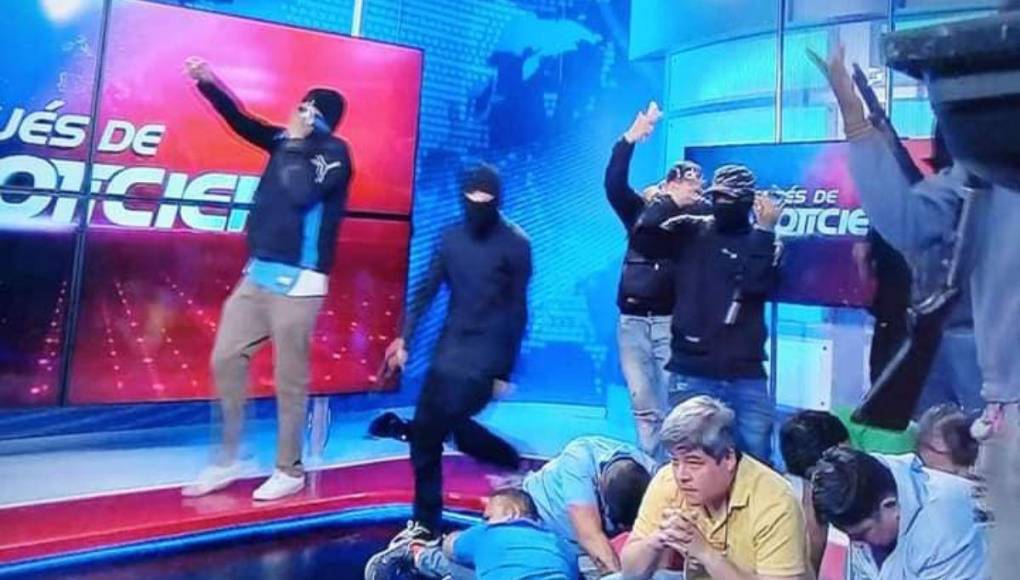 “Entraron a matarnos”: Así secuestraron canal de televisión en Ecuador