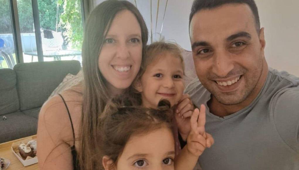 “Son solo bebés”: Padre israelí relata el horror de ver a su familia como rehén en video de Hamás