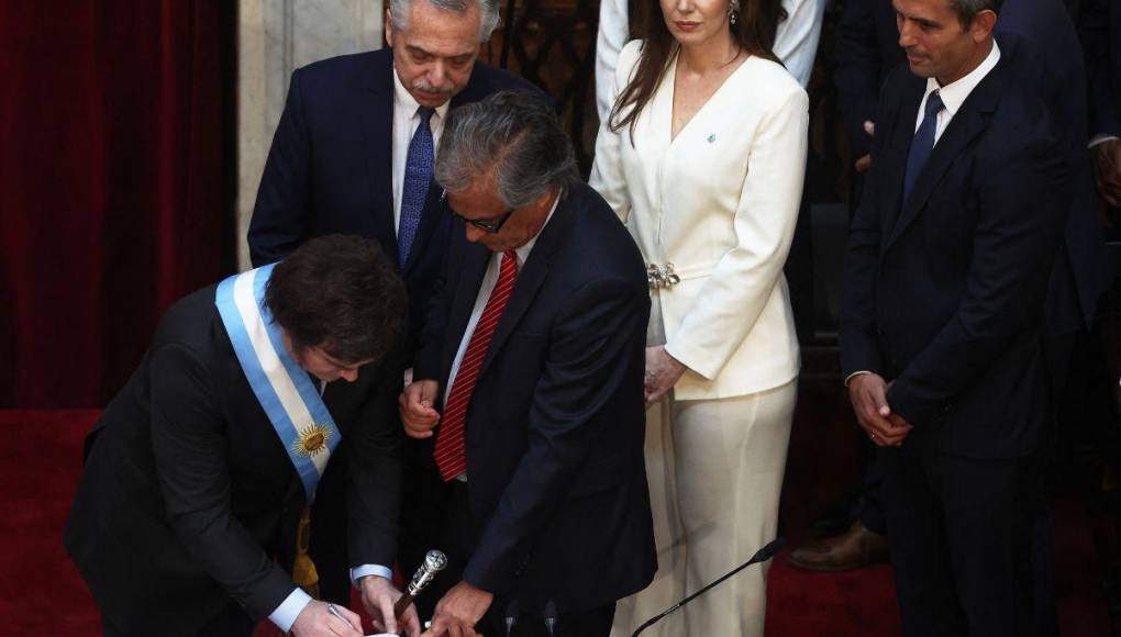 “Hoy comienza una nueva era”: Javier Milei asume como presidente de Argentina