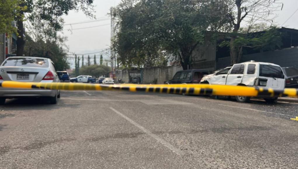 Hombre asesinado en barrio Medina iba esposado y se lanzó del vehículo