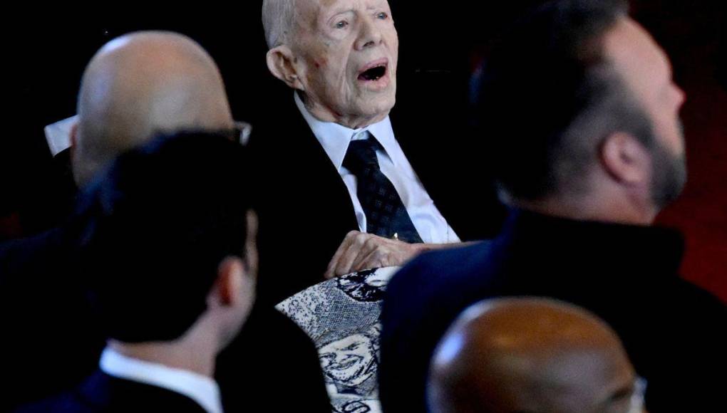 En silla de ruedas y en primera fila, Jimmy Carter da último adiós a su esposa