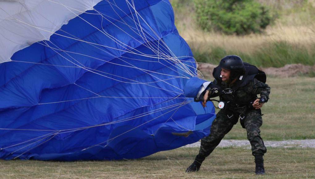 Así se preparan los paracaidistas antes de los desfiles patrios