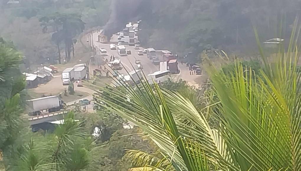 Impactantes imágenes del choque e incendio entre bus y pick up en Taulabé