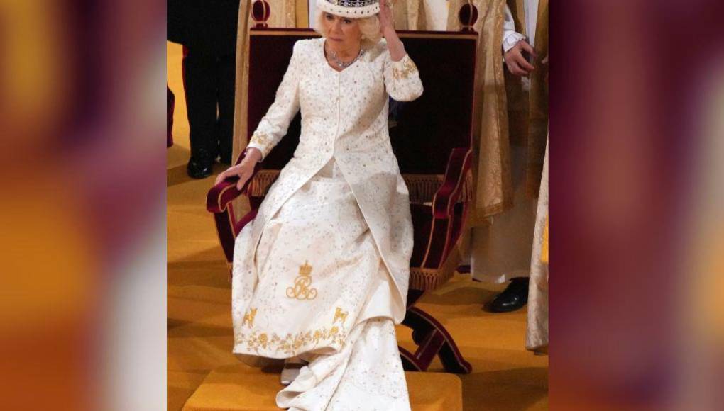 ¿Cuál es significado oculto en los bordados del vestido de la reina Camila durante su coronación?