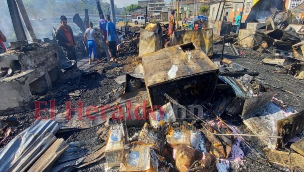 Mercado de la primera avenida quedó hecho cenizas tras incendio (Fotos)