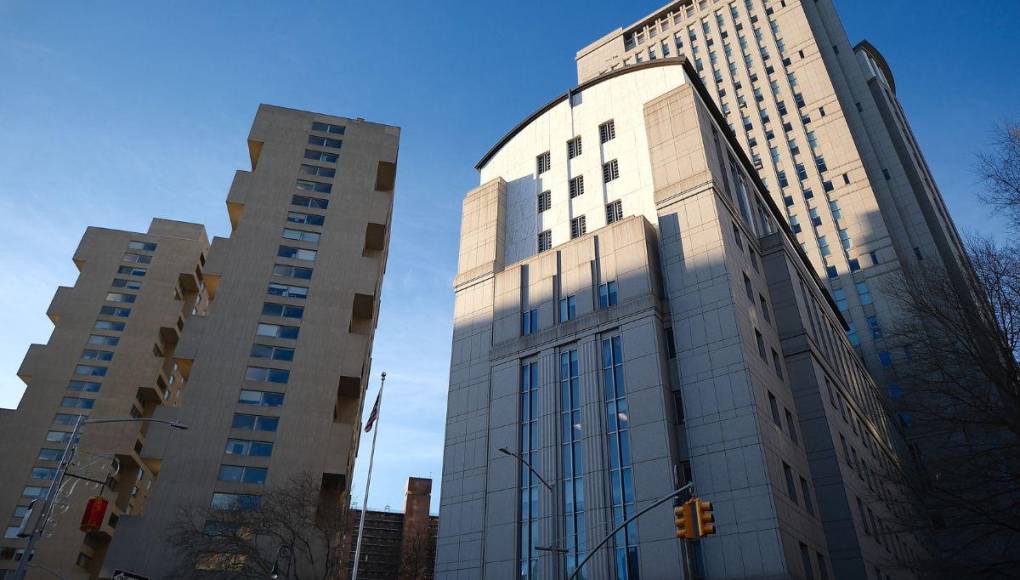 Ciudadanos llegan a la Corte de Nueva York para conocer el veredicto en juicio de JOH