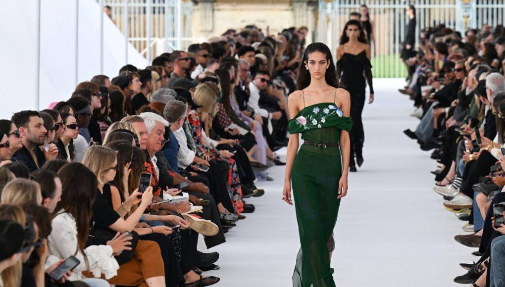 Givenchy vuelve a los orígenes en la Semana de la Moda de París