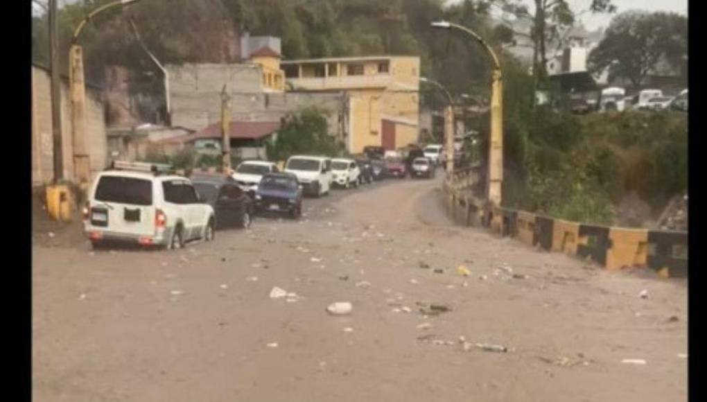 Vías anegadas y tráfico lento: imágenes de las lluvias que azotan la capital este domingo