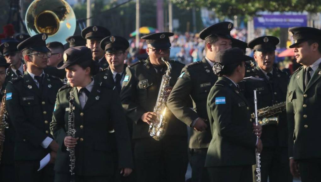Solemnidad y respeto a la patria: primeras imágenes del desfile en la capital