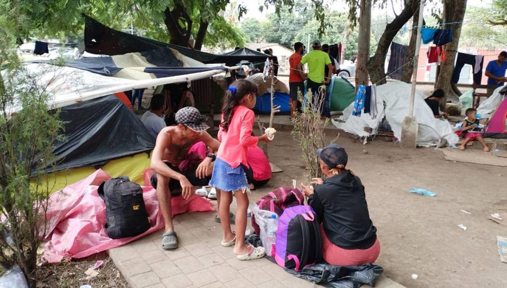 Decenas de niños forman parte de la amarga historia de familias migrantes varadas en Danlí