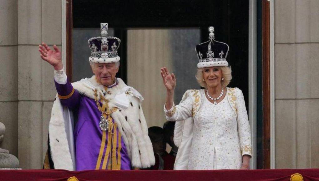 ¿Cuál es significado oculto en los bordados del vestido de la reina Camila durante su coronación?