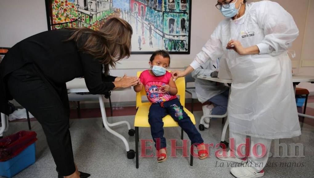 Población infantil acude a jornada de vacunación contra el covid-19 en Tegucigalpa (Fotos)