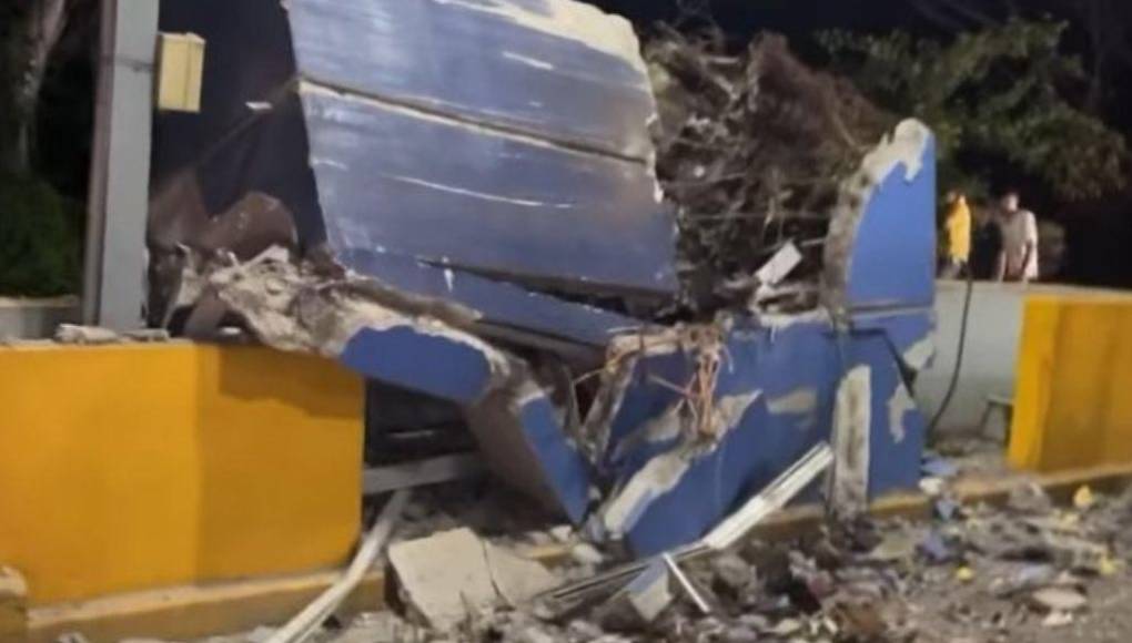 Las impactantes imágenes del choque de una rastra contra el peaje de Santa Cruz de Yojoa
