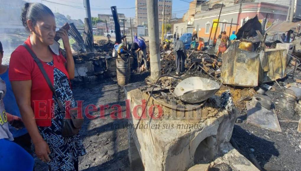 Mercado de la primera avenida quedó hecho cenizas tras incendio (Fotos)