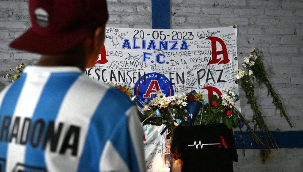 Imágenes del homenaje que rindieron a víctimas de estampida en estadio de El Salvador