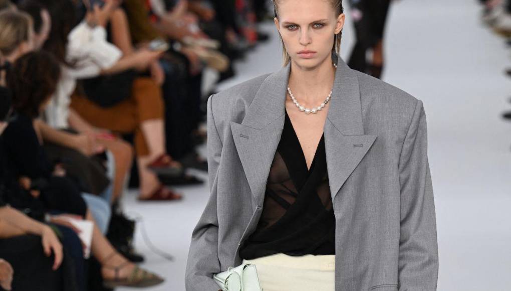 Givenchy vuelve a los orígenes en la Semana de la Moda de París